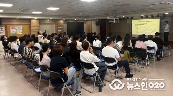 지난 9월 강북구보건소 강당에서 생명존중 교육이 진행되고 있다.