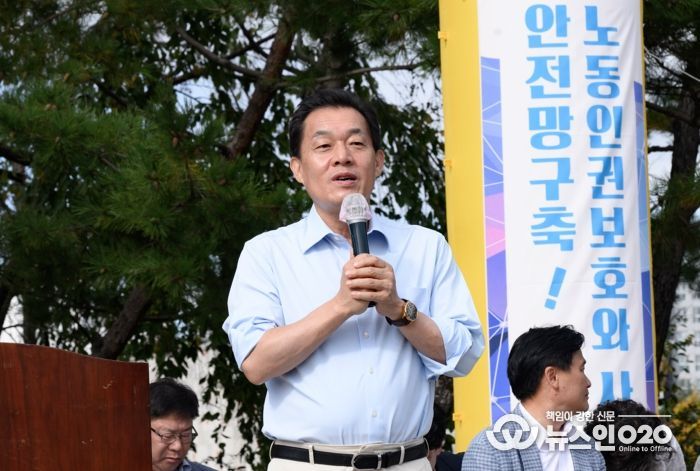 이재준 수원시장이 인사말을 하고 있다.