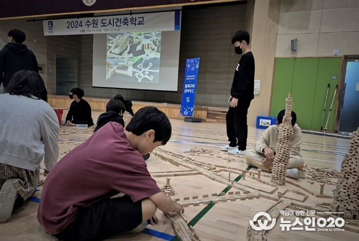 송정초등학생들이 건축물 만들기 실습을 하고 있다.