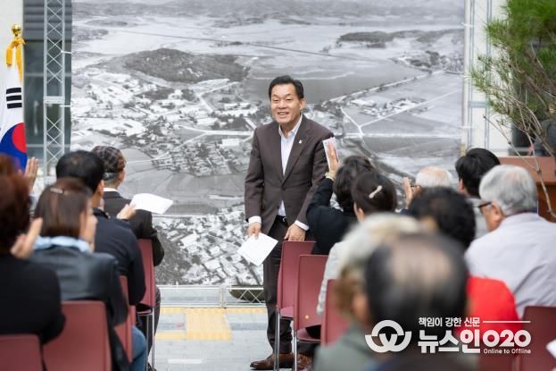 이재준 수원시장이 어르신들에게 인사하고 있다.