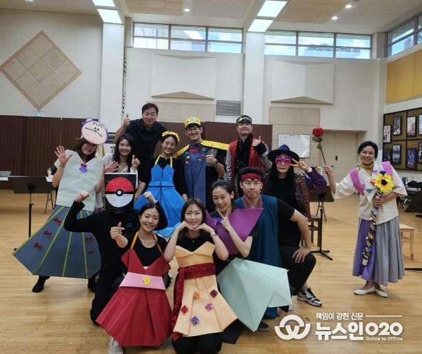 수원시립공연단 단원들이 함께 하고 있다.