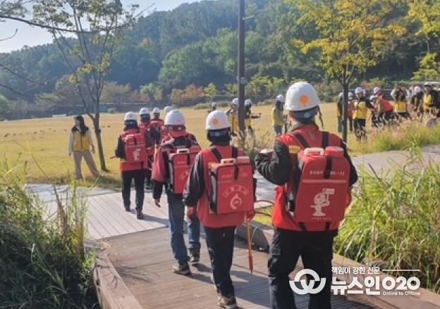 지난 10월 24일 유관기관 합동훈련에 참여한 직원 및 산불전문예방진화대원들이 이동하고 있다.