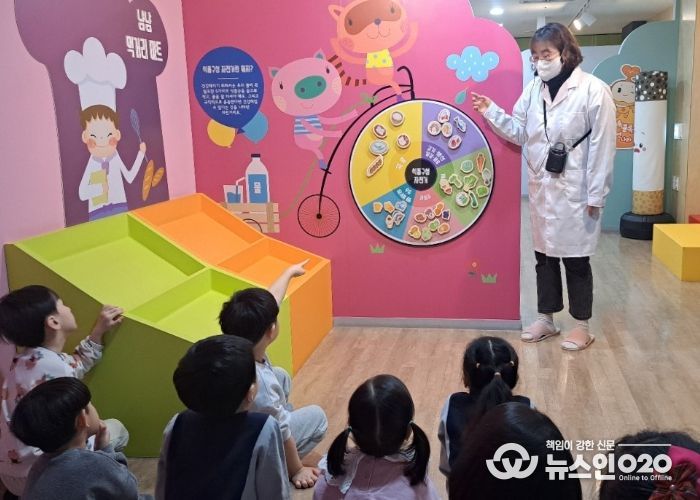 어린이들이 광명시 어린이건강체험관에서 생활 속 건강 지식을 배우고 있다.