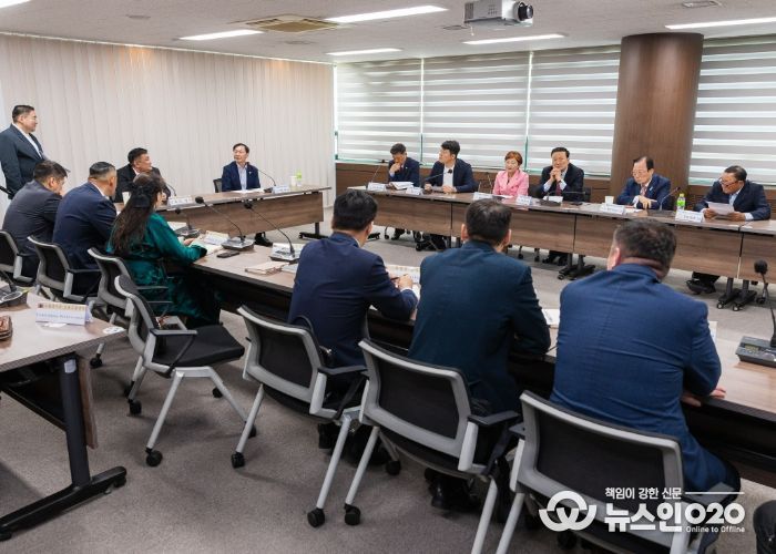 안산시의회 의원들이 2일 시의회를 찾은 몽골 더르너드주 대표단과 간담회를 가졌다. 사진은 이날 의회 대회의실에서 열린 간담회 중 한 장면.