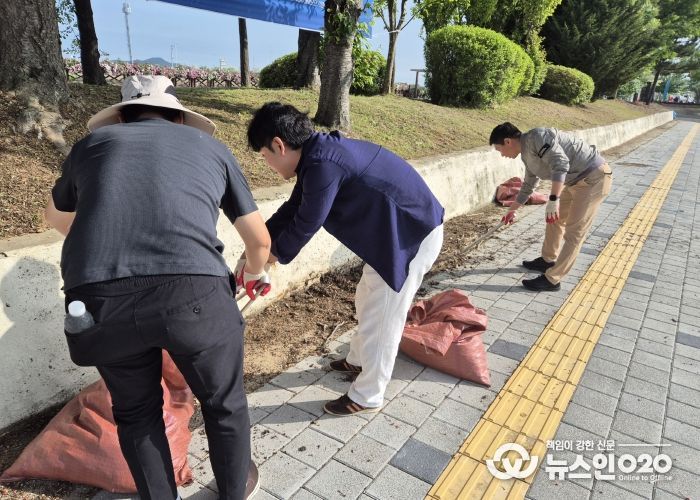 화성특례시가 제15회 뱃놀이 축제를 앞두고 21일 서신면 전곡리 일원에서 주민들과 함께하는 환경 정화 활동을 펼쳤다.