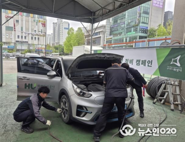 화성도시공사 기술지원부 직원들이 ‘자체 정비 캠페인’을 통해 공사 업무용 차량을 자체 정비하고 있다.(화성도시공사 제공)