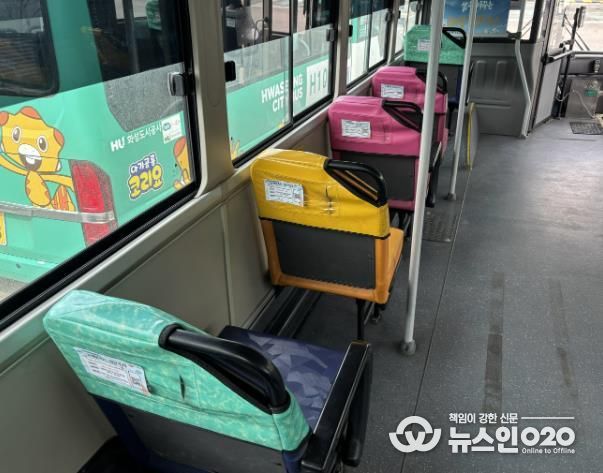 고객만족도 조사를 위해 화성도시공사가 운영하는 화성 희망버스 좌석 뒤에 스티커를 부착하였다. (화성도시공사 제공)