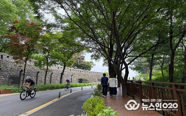 차도(자전거)와 분리되어 한양도성을 바라보며 안전하게 걷는 데크길