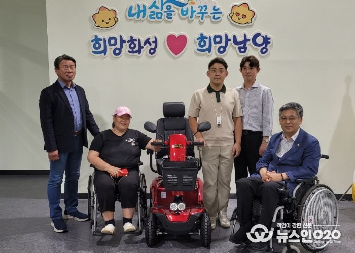 우솔회 회원사 및 (주)뷰리드가 10일 남양읍 행정복지센터에서 거동불편 남양읍 주민에 전기스쿠터를 전달하고 기념 촬영을 하고 있다.