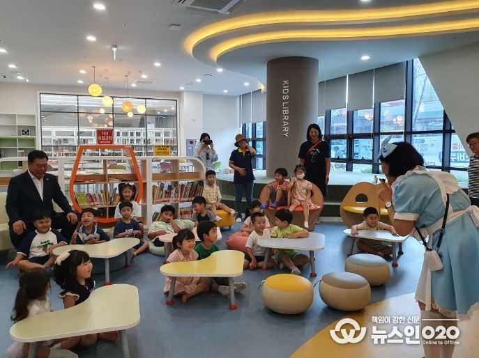 1. ‘책 읽어주는 할머니’프로그램을 아이들과 함께한 김산 군수