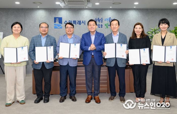 이재준 수원시장(가운데)이 시민배심법정 제7기 운영위원들에게 위촉장을 수여한 후 기념촬영을 하고 있다.