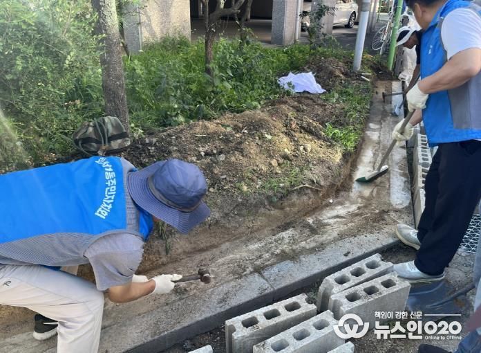 수원시 팔달구 화서1동 주민자치회, 화단 새단장으로 깨끗한 마을 만들기 실천