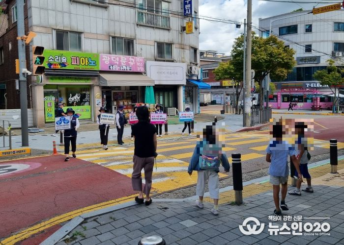 로보캅순찰대와 경찰이 18일 관내 초·중학교 등하굣길 특별 합동 순찰을 진행하고 있다.