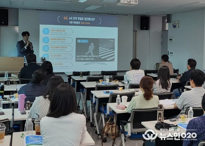 화성특례시가 18일 읍면동 복지팀장을 대상으로 역량강화 교육을 하고 있다