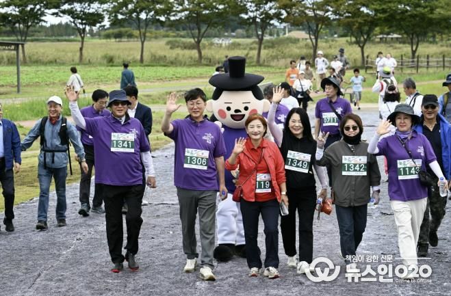 이민근 안산시장(왼쪽 두번째)이 대부포도축제 둘째 날인 20일 대부해솔길 걷기대회에 참여하고 있다.