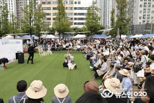 20일 열린 화성특례시 제3회 도농어울림축제에서 시민들이 쇼를 관람하고 있다