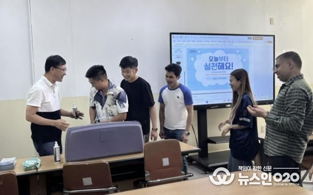 화성특례시가 21일 외국인 대상 감염병 예방교육을 하고 있다