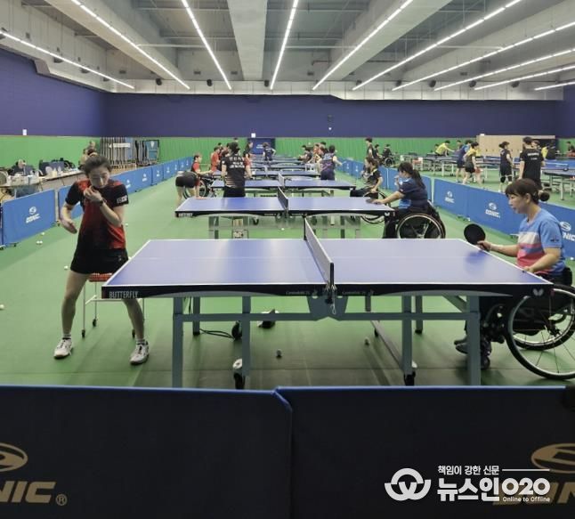 안산시 직장운동경기부 탁구부가 장애인 국가대표 선수단에 기초 자세 교정 등 기술 지도를 하고 있다.