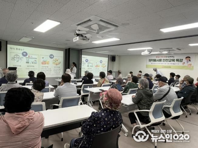 화성특례시가 23일 의약품 안전관리 순회교육을 하고 있다