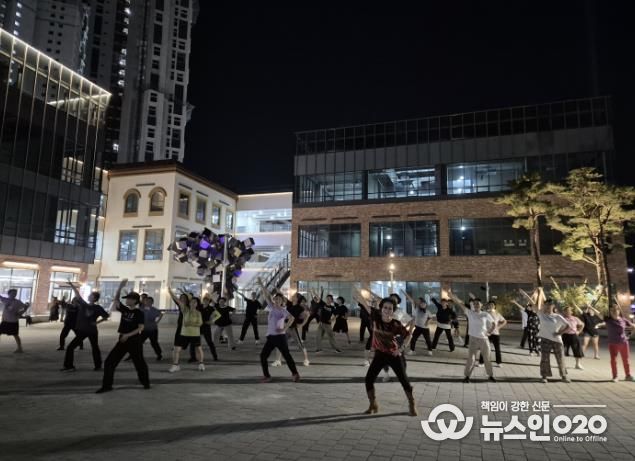 시흥시, 거북섬에서 '건강해로(海路) 걷기교실·별빛운동교실' 운영 … 가을밤 건강 챙겨요