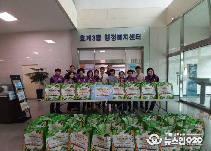 호계3동 지역사회보장협의체는 명절 음식꾸러미를 손수 만들어 취약계층에 전달했다