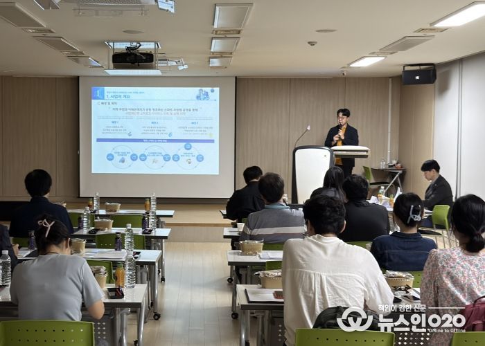 화성특례시가 25일 병점 스마트 리빙랩 시민참여단 발대식에서 리빙랩에 대한 교육을 하고 있다