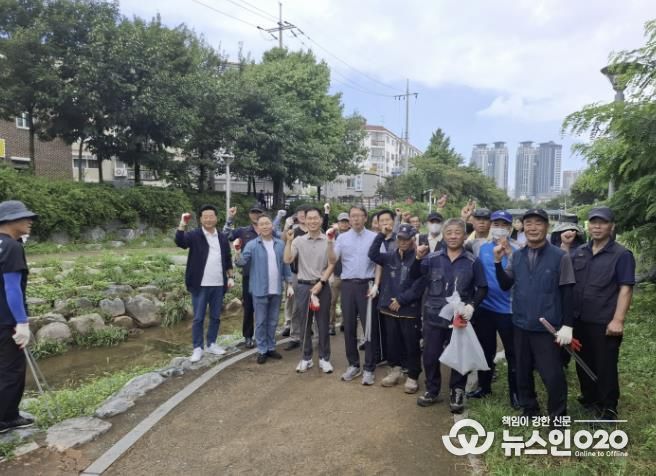 추석 앞두고 시흥시 신천 도심지 하천 정화 활동 실시