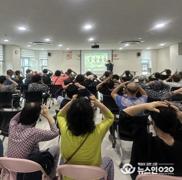 주민들이 대부보건지소 건강교육실에서 물리치료사의 스트레칭 교육에 참여하고 있다.