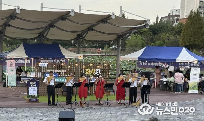 27일 2025 사회적경제 나눔장터 '화사한 마켓'에서 지역 예술 동아리가 공연을 하고 있다