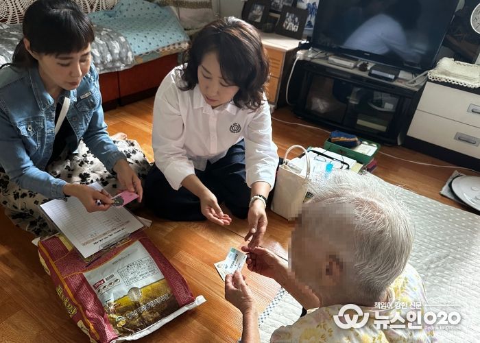 오산시 세마동, 추석 맞아 후원물품 전달 및 찾아가는 소비쿠폰 서비스 지원