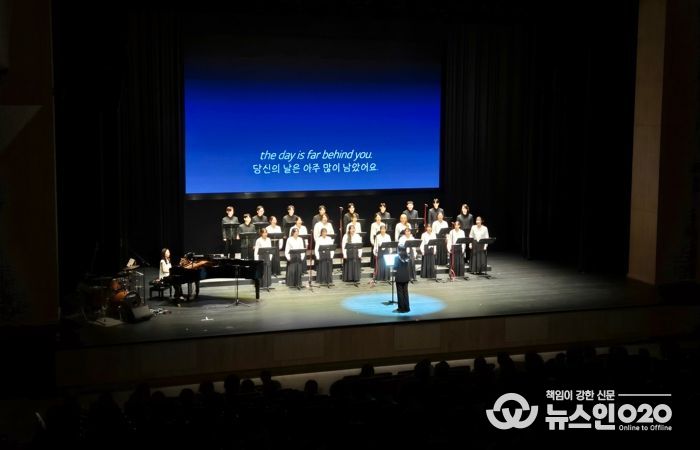 지난 11일 광명극장에서 청년 합창단 '위드(WITH)'의 제2회 정기연주회가 진행 중이다.