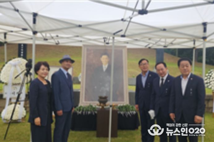 10월 10일 오전11시, 용산구 효창공원 이봉창 의사 묘역에서 열린 ‘이봉창 의사 순국 93주기 추모식’에 참석한 김용호 서울시의원(오른쪽 첫 번째)이 기념촬영을 하고 있다.