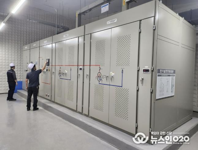 화성특례시 관계자가 화성동탄중앙도서관 전기실을 점검하고 있다