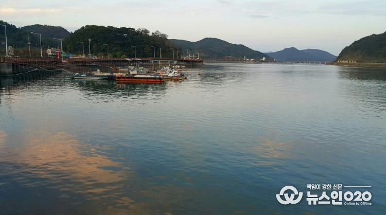 가을빛 따라 걷는 망덕포구와 배알도 섬 정원, 오감이 힐링되는 가을 여행지로 인기 - 관광과(가을빛으로 물드는 망덕포구)