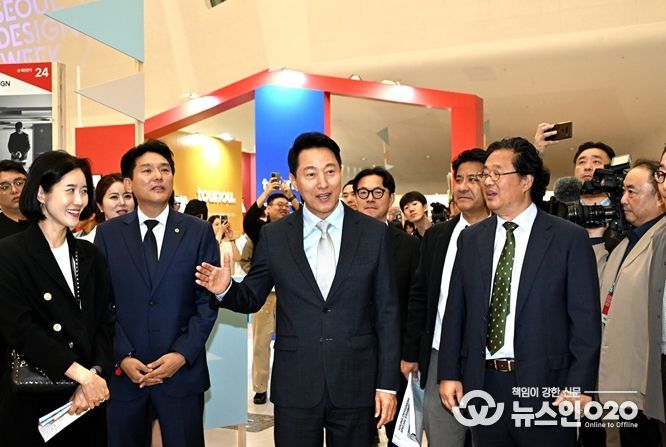 오세훈 서울시장이 15일 동대문디자인플라자(DDP)에서 열린 서울디자인위크 참석해 DDP디자인페어전시 부스를 관람하고 있다.