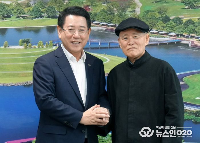김영록 전라남도지사가 22일 전남 동부지역본부 이순신강당에서 열린 ‘동학농민혁명 재조명 국제학술대회’에 참석해 도올 김용옥 명사, 주요 내빈과 기념촬영을 하고 있다.
