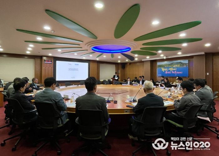건축사 및 관계자들이 인허가 관련 사항에 대해 논의하는 모습