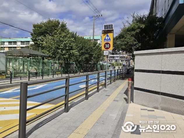 보행자용 방호울타리 설치 현장(성내중학교 통학로)