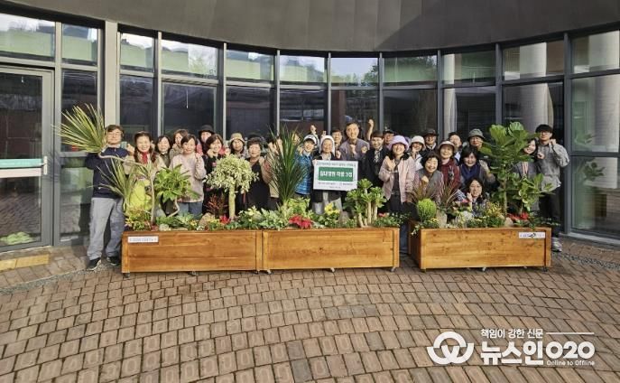용인특례시, 용인그린대학원 원예과 학생 실습작품 생명의 집에 전달