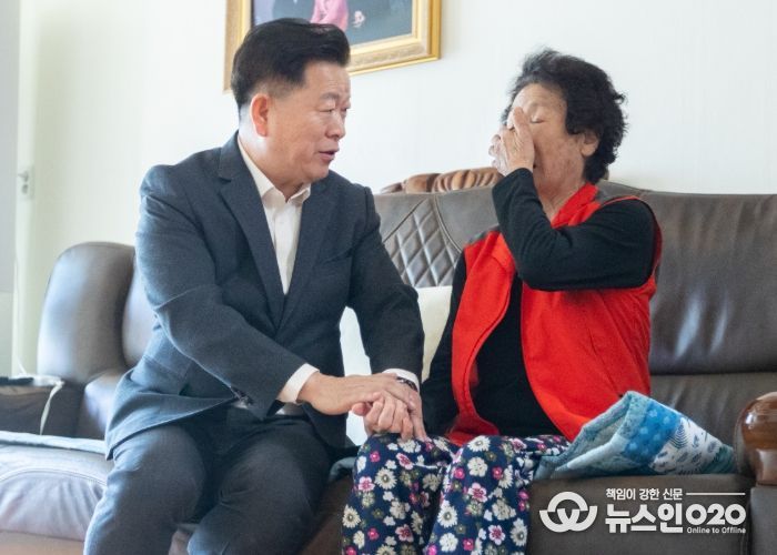 박승원 광명시장이 27일 철산1동 ‘우리동네 시장실’의 일환으로 취약계층 반찬 나눔 봉사에 참여한 뒤 주민과 대화를 나누고 있다.