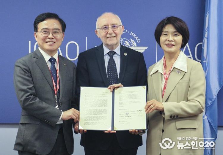 진교훈 강서구청장(왼쪽)과 한정애 국회의원(오른쪽)이 6월 26일 ICAO 본부 의장 회의실에서 살바토레 샤키타노(가운데) 의장에게 서한문을 전달하고 있다.