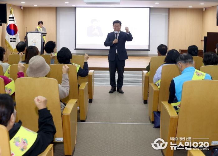 박승원 광명시장이 28일 오후 한국폴리텍대학 광명융합기술교육원 강당에서 열린 ‘광명안전단’ 발대식에 참석해 구호를 선창하고 있다.