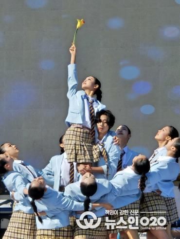 25일 ‘제2회 지역대표공연예술제-무안 네가 꽃’에서 펼쳐진 무대 공연