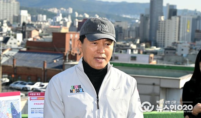 28일 구로구 가리봉2구역을 찾은 오세훈 서울시장이 신속통합기획 재개발 지원방향을 설명하고 있다.
