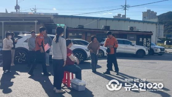 부상자 처치 및 소방서 훈련교관에게 훈련 강평을 듣고 있는 모습.