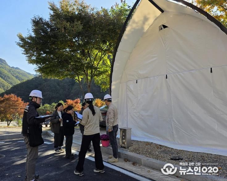 수원시 관계자들이 청량산 수원캠핑장에서 위험성 평가를 하고 있다.