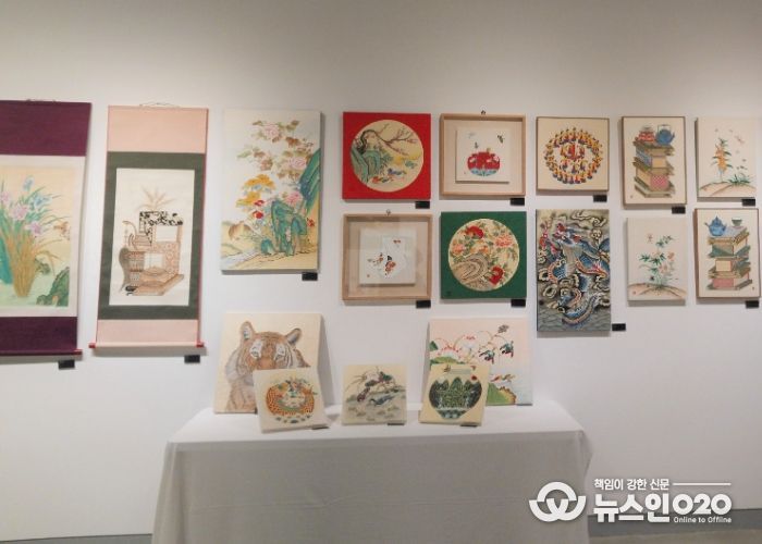 11월 1일까지 서울 한전아트센터 제1전시관에서 열리는 '2025년 도서관 문화예술 동아리 축제' 에 전시 중인 광명시 하안도서관 '민화연구회'의 민화.