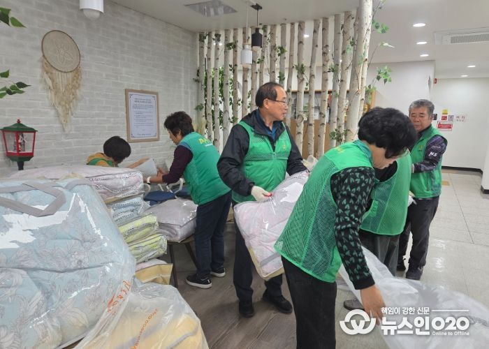 광명시 광명5동 새마을지도자협의회와 새마을부녀회는 지난 28일 관내 어려운 어르신과 취약계층을 돕기 위해 ‘따뜻한 겨울 이불 나눔 행사’를 열었다.