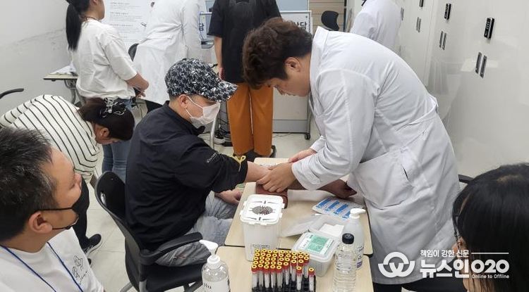 나주시 보건소가 지난 26일 외국인 근로자들을 대상으로 혈액매개감염병 신속 검사를 했다.