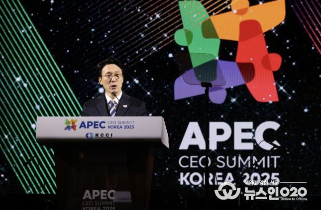 김민석 국무총리가 28일 경주 화랑마을 어울마당에서 열린 '2025 APEC CEO 서밋'의 첫 번째 공식 행사인 환영만찬에 참석, 축사를 하고 있다.